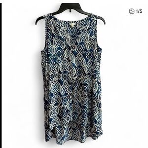 Spence Navy and White Sleeveless
Patterned top size small new